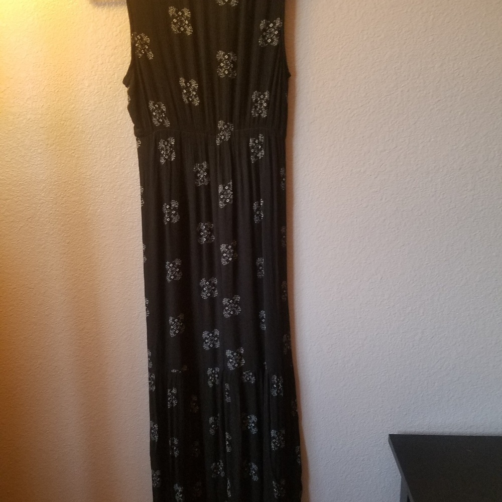 Universal Thread - Picture 3 of 5